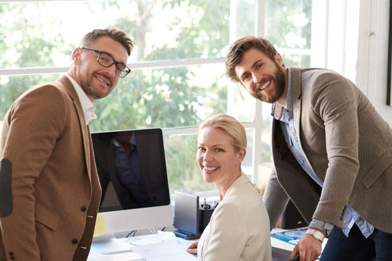 Personnes travaillant dans un bureau à Temps Partagé